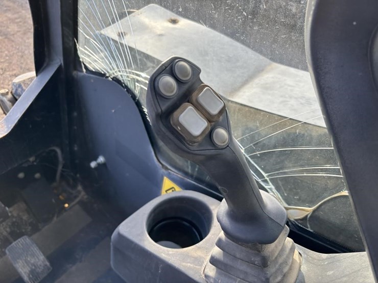 2012-jcb-225-image-22