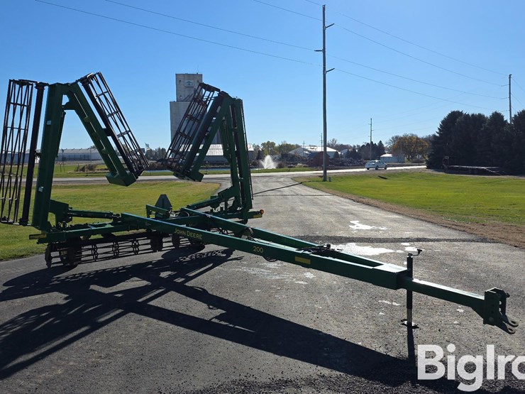 john-deere-200-image-3
