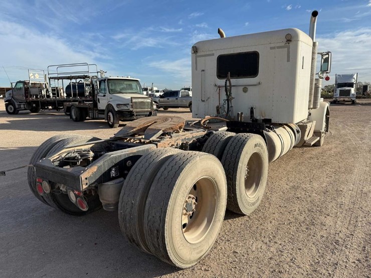 2015-peterbilt-389-image-3