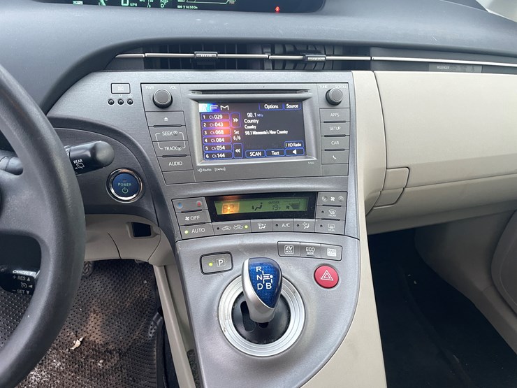 #1155-•-2013-toyota-prius-hybrid-(has-mn-title-in-delay)-image-24