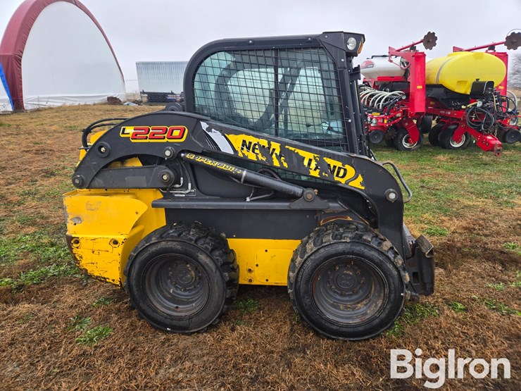 new-holland-l220-image-4
