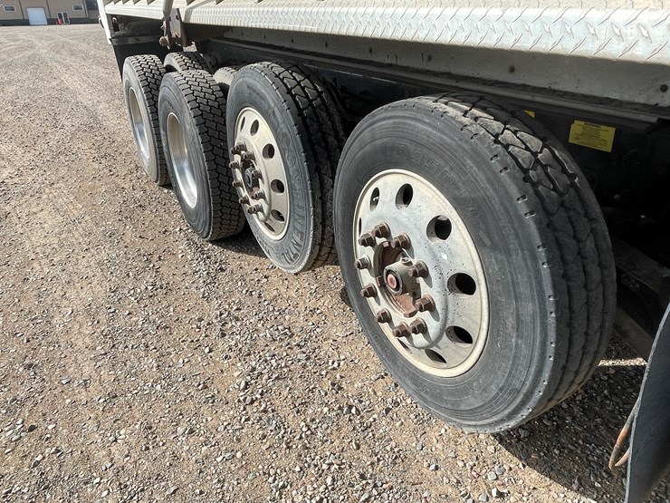 international-7400-image-11