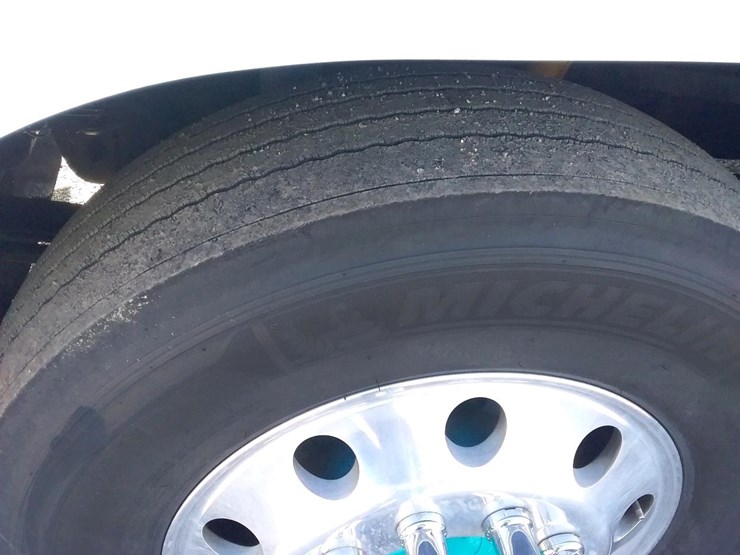 1996-freightliner-fld120-image-10