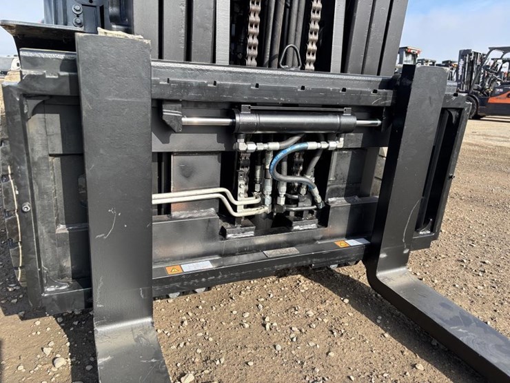 2020-toyota-8fg35u-image-11