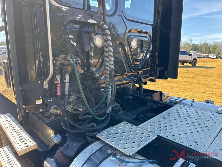 2084-freightliner-cascadiaday-cab-truck-tractor-image-8