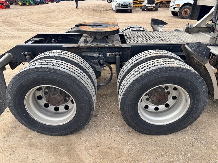 2016-kenworth-t680-image-12