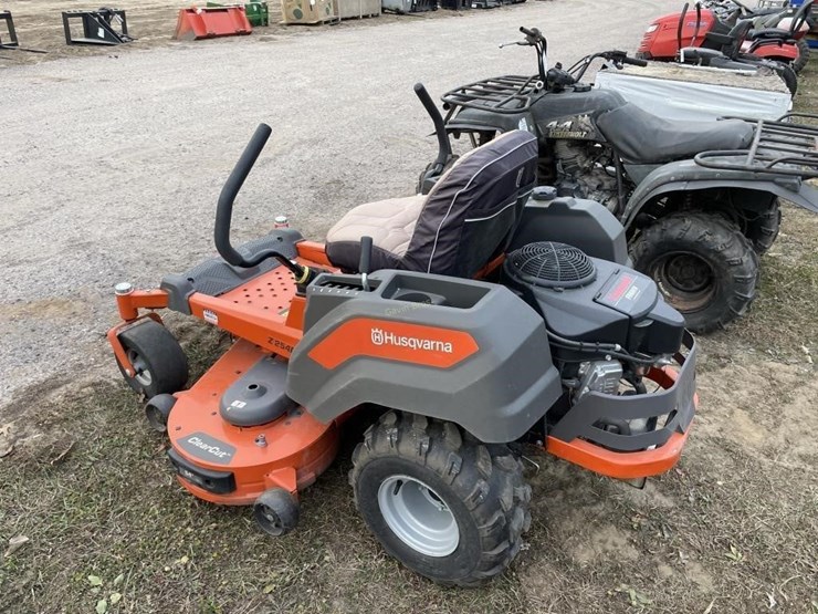 husqvarna-z254f-zero-turn-mower-image-5