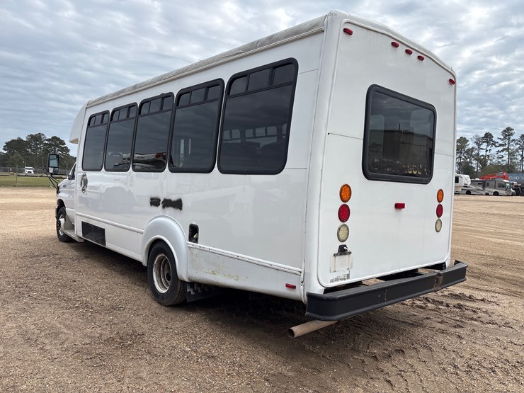 2013-ford-e450-image-4