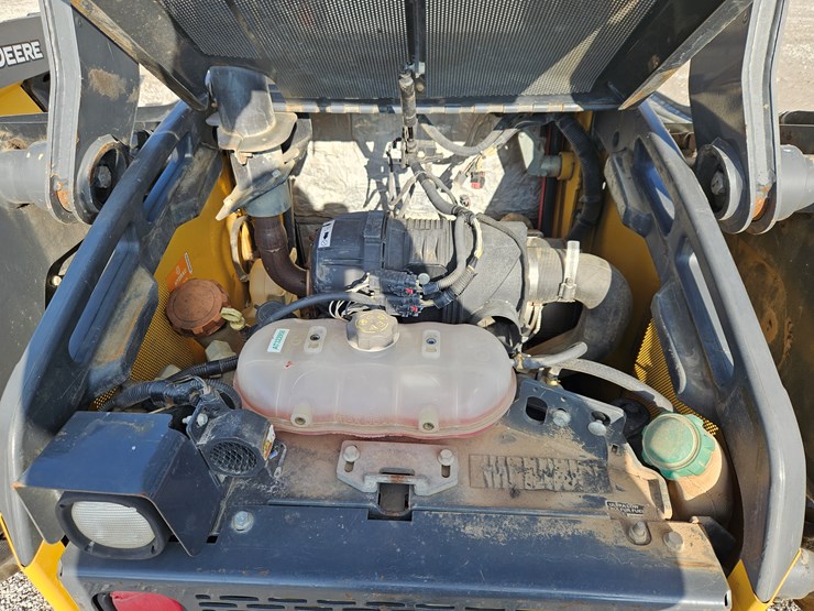 deere-323e-image-17