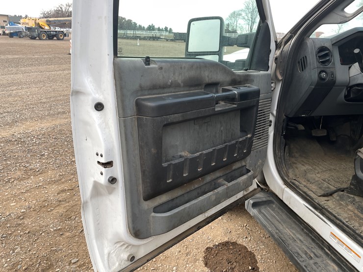 2014-ford-f550-image-26