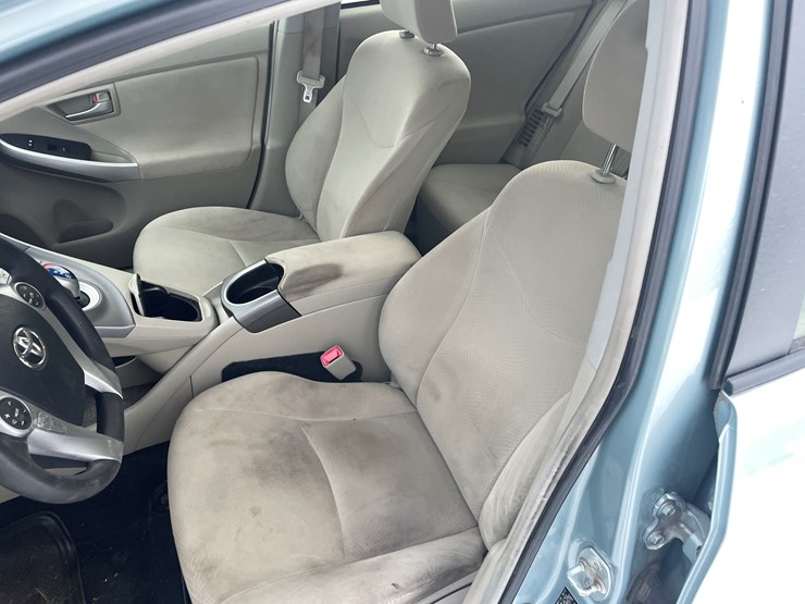 #1155-•-2013-toyota-prius-hybrid-(has-mn-title-in-delay)-image-21