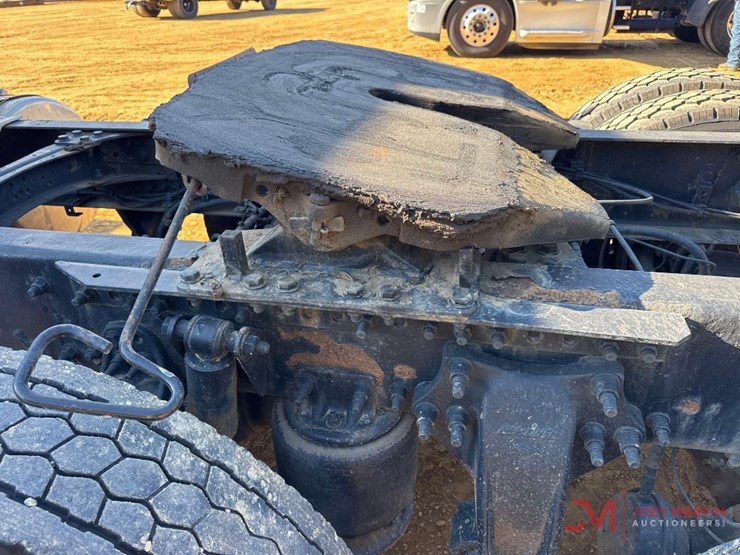 2084-freightliner-cascadiaday-cab-truck-tractor-image-10