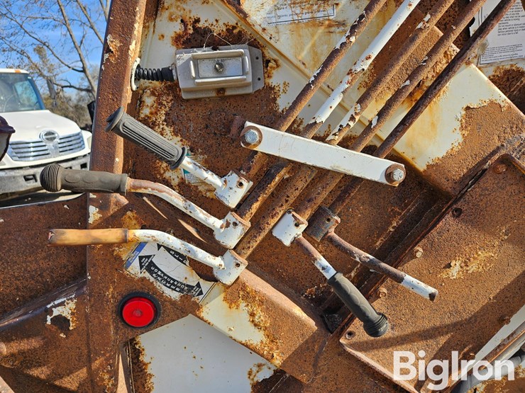 international-4900-image-18