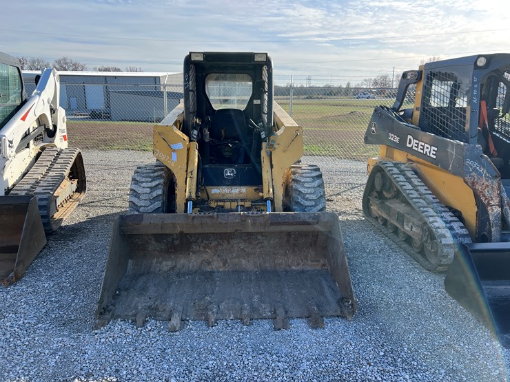 john-deere-332-image-2