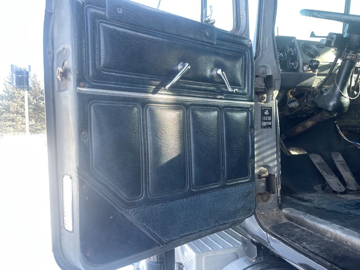 #1156-•-1987-mack-dump-truck-(has-mn-title)-image-23