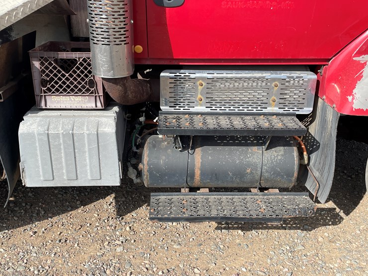 international-7400-image-19