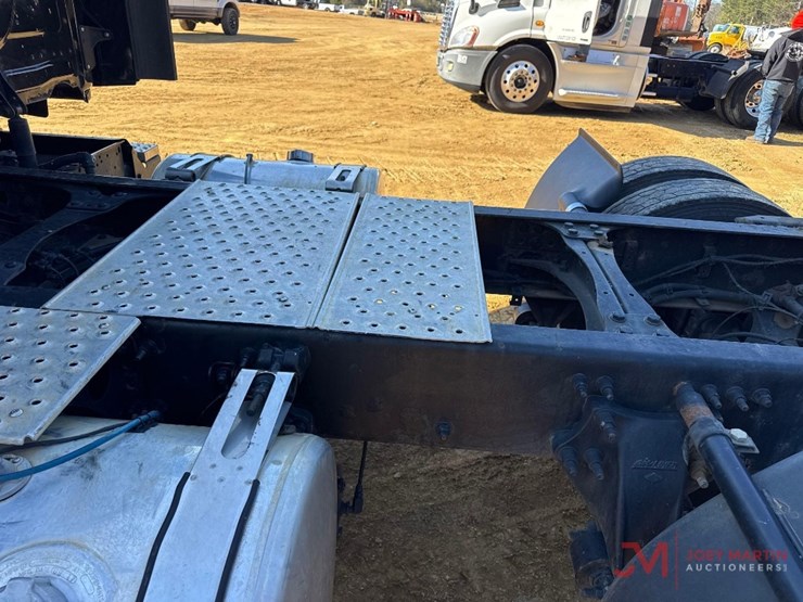 2084-freightliner-cascadiaday-cab-truck-tractor-image-9