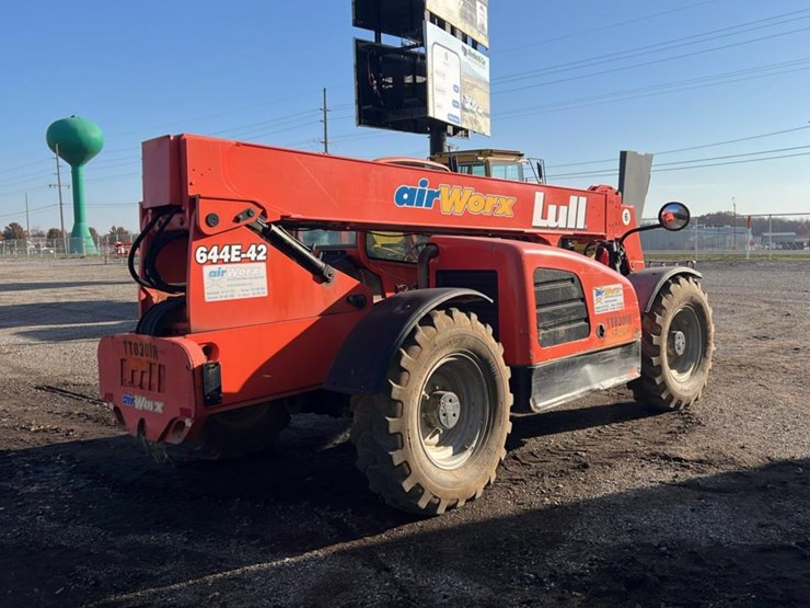 2005-lull-644e-42-image-4