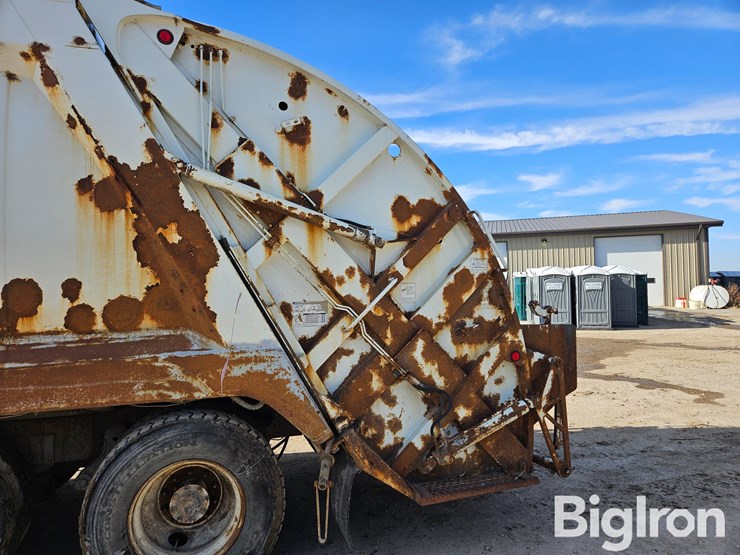 international-4900-image-9