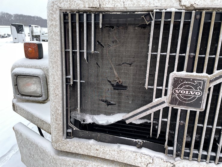 #1161-•-1996-volvo-truck-tractor-(has-mn-title)-image-13