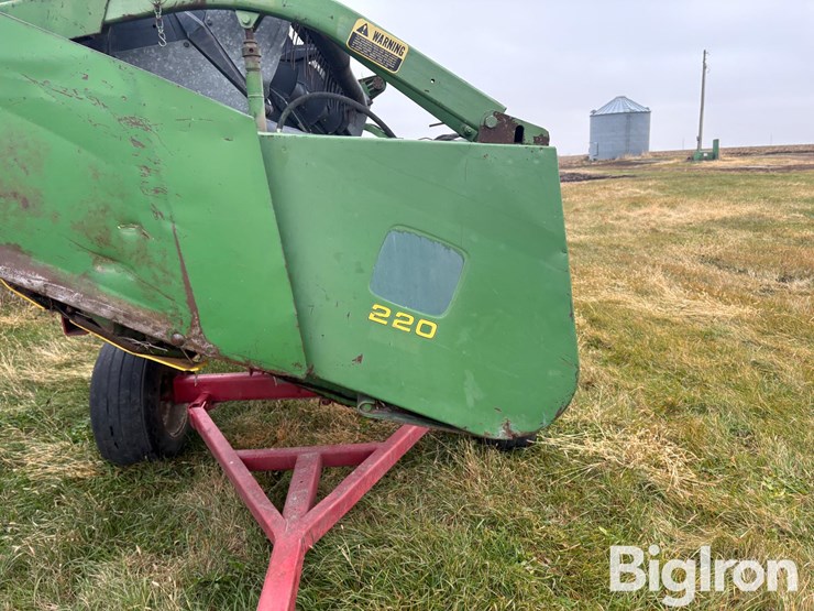 john-deere-220-image-11