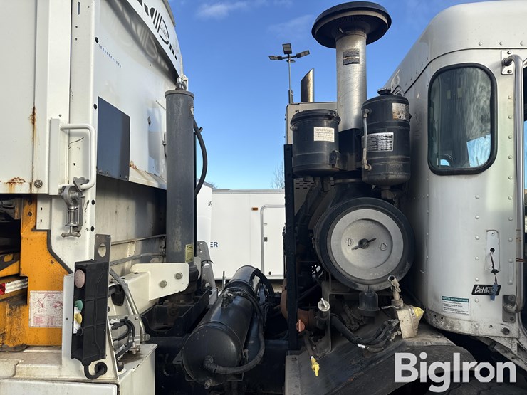 2015-peterbilt-320-image-19