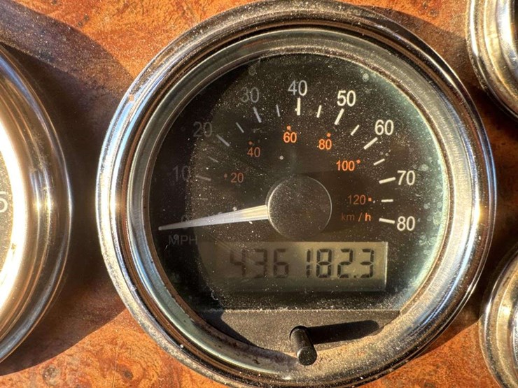 2001-peterbilt-379-image-39