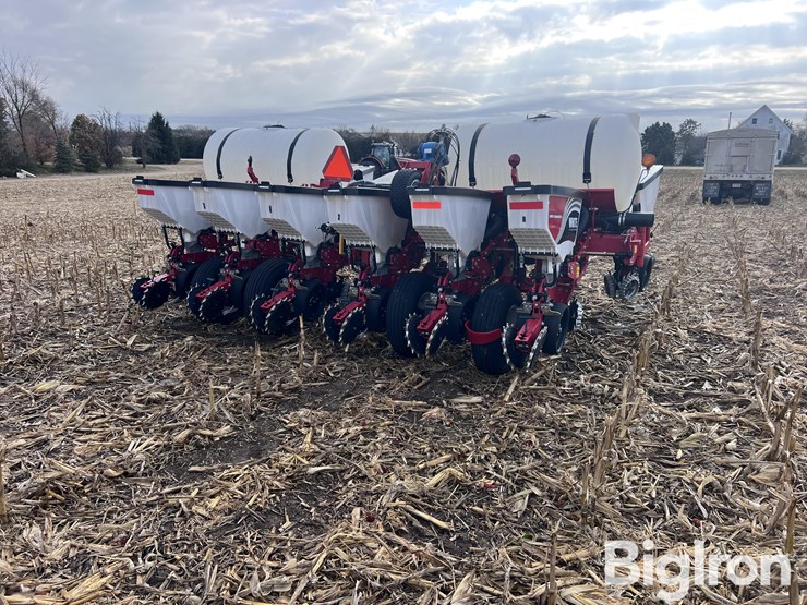 2018-white-9200-12r30”-front-fold-planter-image-5