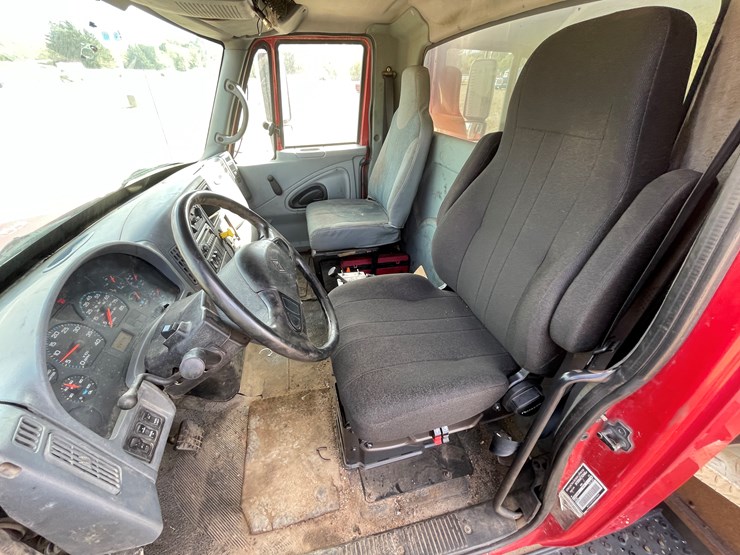 international-7400-image-28