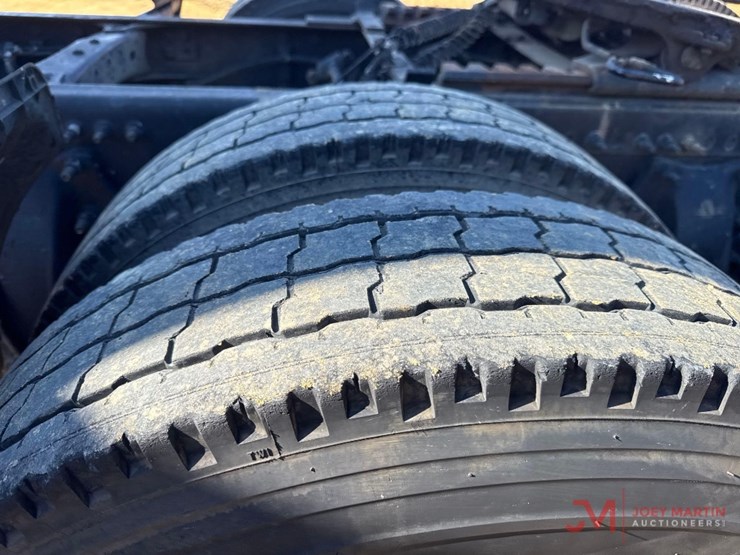 2014-freightliner-cascadia-evolution-day-cab-truck-tractor-image-8