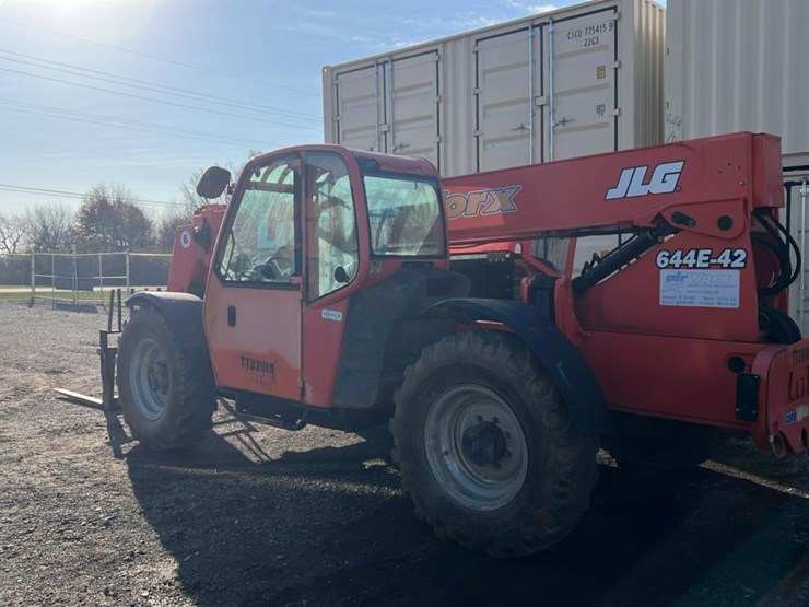 2005-lull-644e-42-image-2