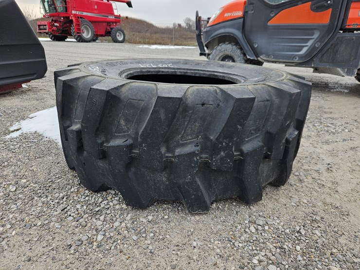 #203929-•-deestone-19.5l-24-tire-image-2