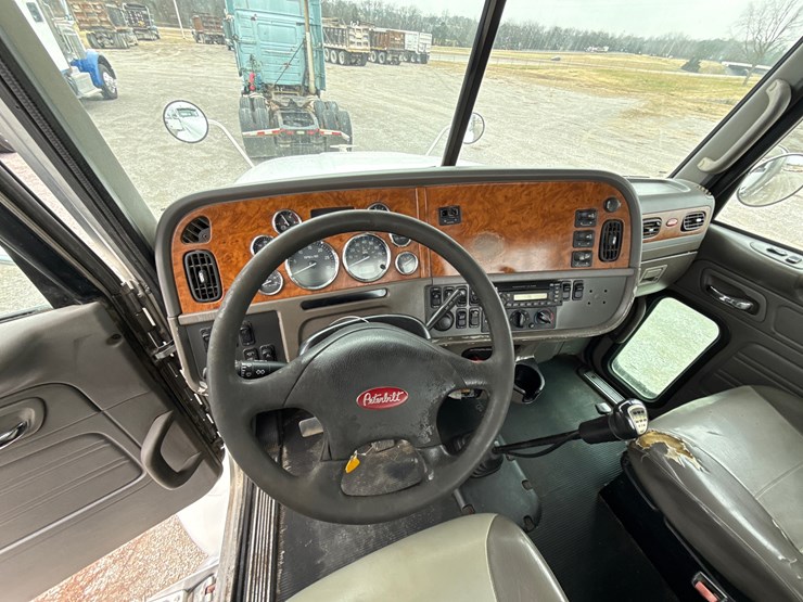 2008-peterbilt-386-image-22