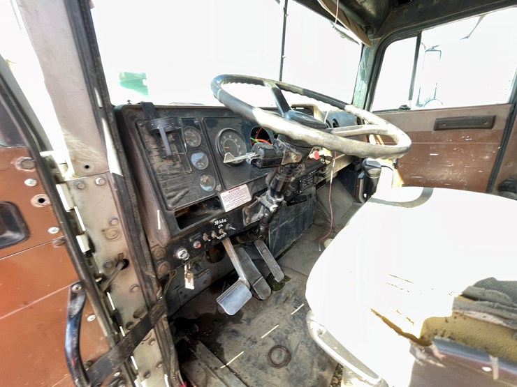 #1104-•-1989-international-truck-tractor-**should-be-trailered**-(has-mn-title)-image-21