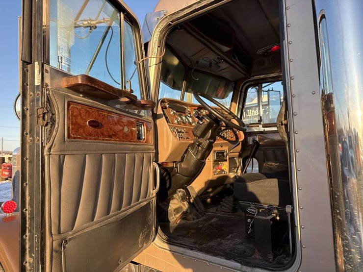 2001-peterbilt-379-image-30