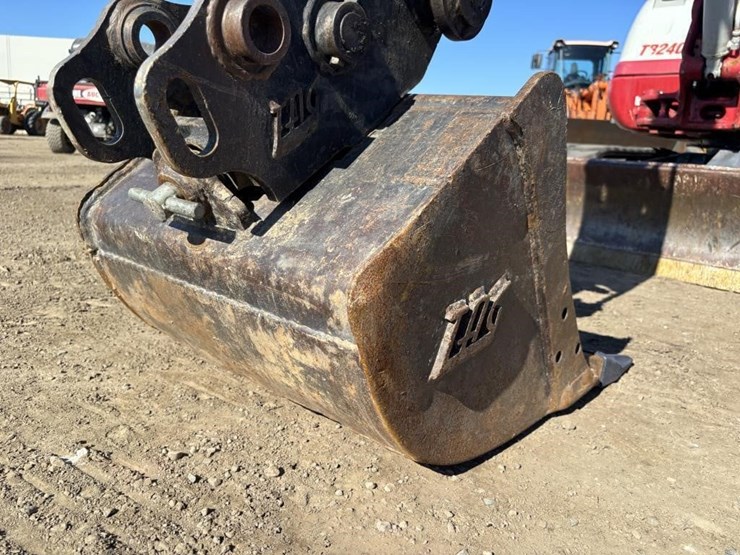 takeuchi-tb240-image-12