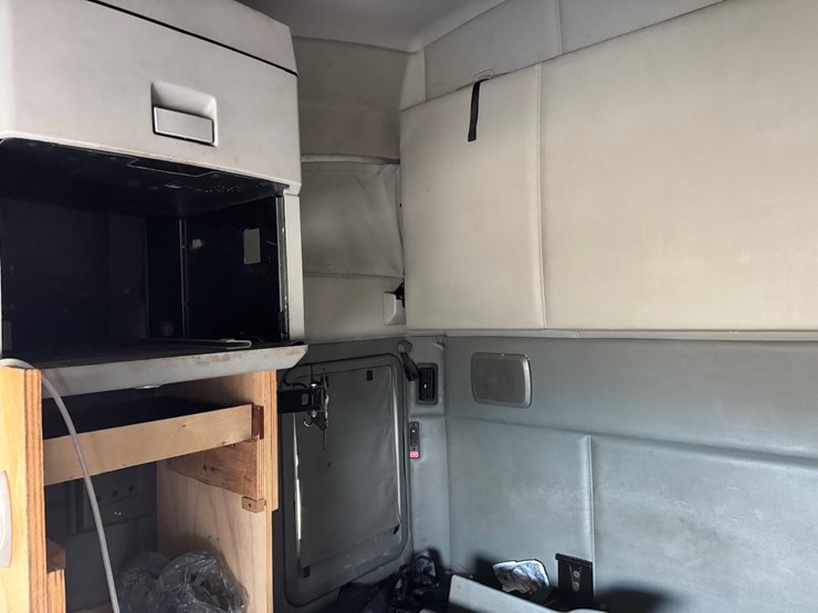 2016-kenworth-t680-image-24