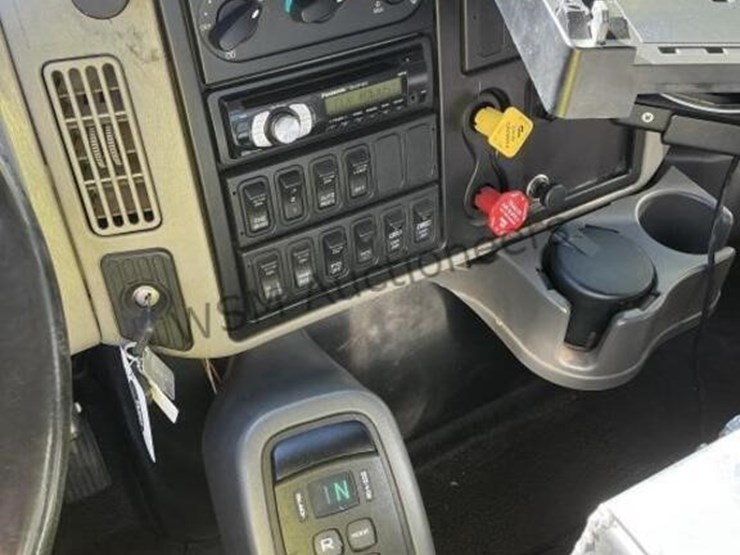 2015-international-7400-image-30