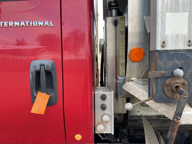 international-7400-image-24