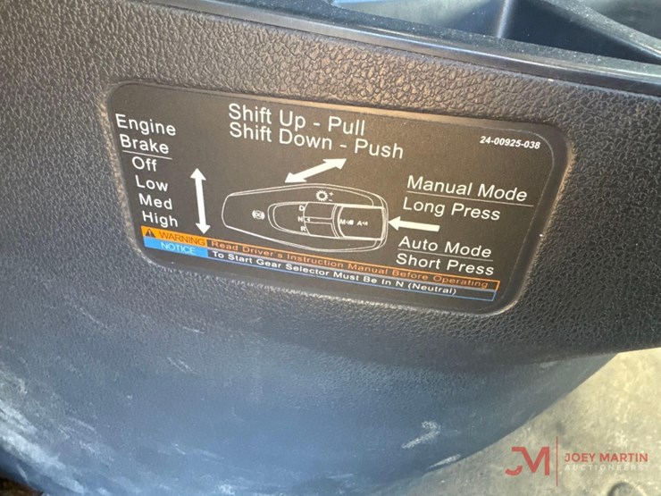 2084-freightliner-cascadiaday-cab-truck-tractor-image-31