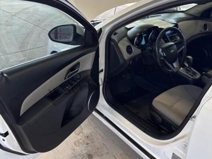 2011-chevrolet-cruze-lt-sdn-image-22