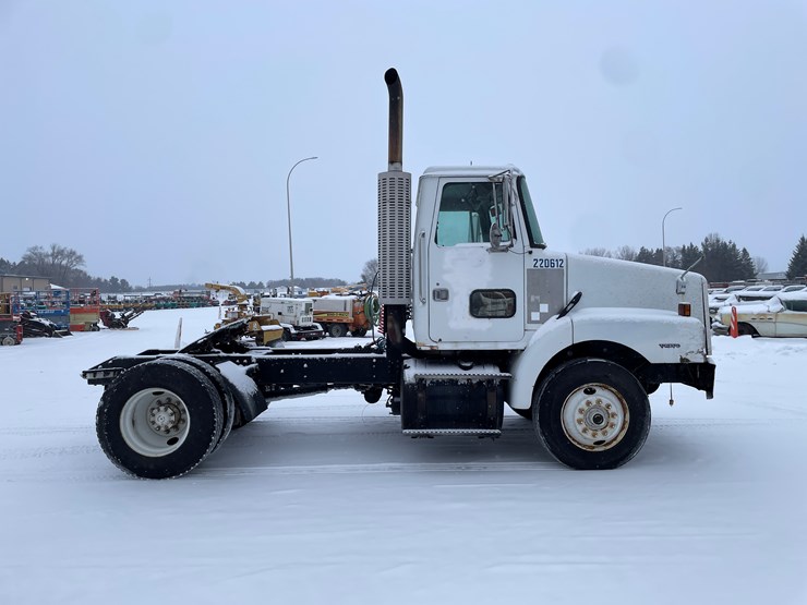 #1161-•-1996-volvo-truck-tractor-(has-mn-title)-image-6