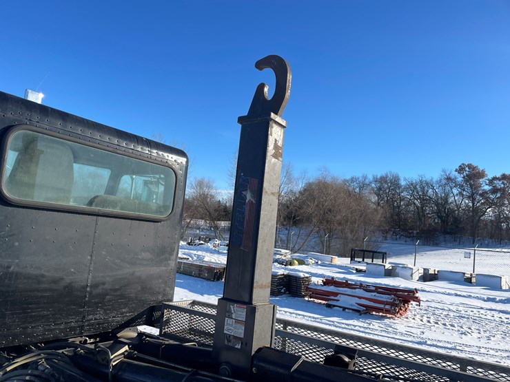 #1160-•-2008-peterbilt-pb335-hook-truck-(has-mn-title)-image-13