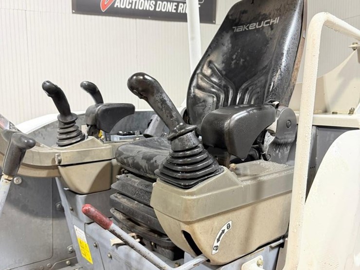 takeuchi-tb230-image-26