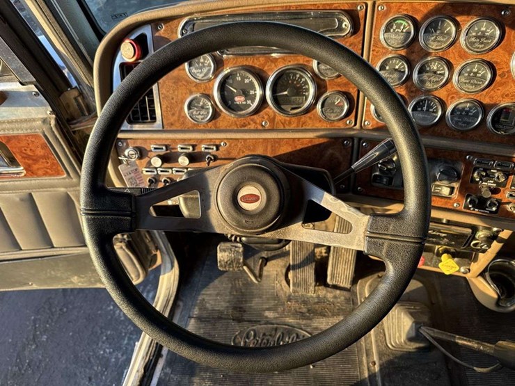 2001-peterbilt-379-image-38
