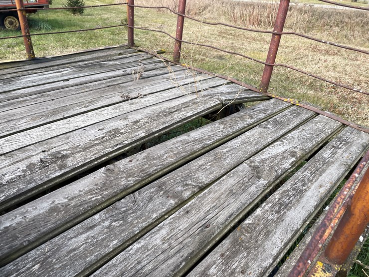 #210-•-16'-hay-rack-on-running-gear-(boyceville,-wi)-image-24