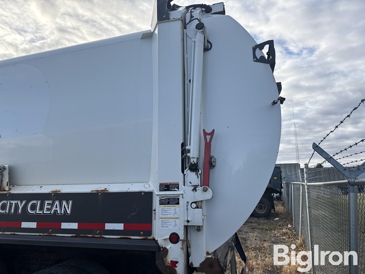 2015-peterbilt-320-image-15