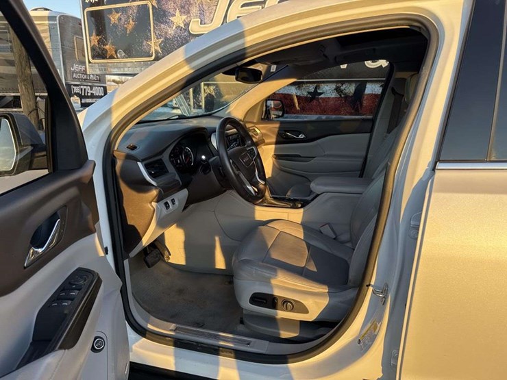 2017-gmc-acadia-slt-image-13