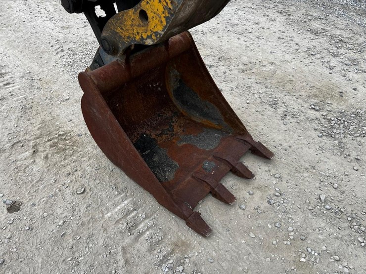 2010-john-deere-60d-image-11