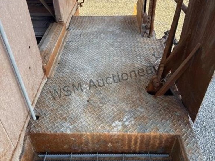 caboose-rail-car-w/-trucks-&-rail-section-image-10